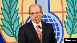Direktur Jenderal Senjata Kimia (OPCW) Ahmet Uzumcu dalam sebuah jumpa pers di Den Haag (9/10). (Reuters/Toussaint Kluiters/United Photos) 