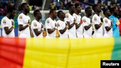 L‘équipe sénégalaise lors de l’exécution des hymnes nationaux avant le match contre l’Algérie à la Coupe des Nations, Malabo, Guinée, 27 janvier 2015. 
