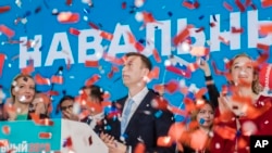 Pemimpin oposisi Rusia Alexei Navalny (kanan) didampingi isterinya, Yulia (kiri) merayakan nominasinya sebagai calon presiden dalam pilpres mendatang di Moskow, Rusia, 24 Desember 2017. 