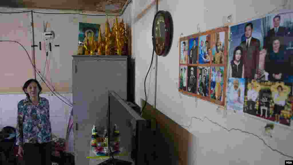 ប្រជាជនដែលស្នាក់នៅអគារបូឌិញចាប់ផ្តើមរៀបចំដើម្បីចាកចេញពីទីលំនៅចាស់របស់ខ្លួនទៅតាំងទីលំនៅថ្មី ក្រោយការចចារជាមួយអាជ្ញាធរ និងតំណាងក្រុមហ៊ុនវិនិយោគបរទេស, នៅរាជធានីភ្នំពេញ, នៅថ្ងៃទី ០៦ ខែមិថុនា ឆ្នាំ២០១៦។ (ខាន់ សុគុំមនោ/ VOA)