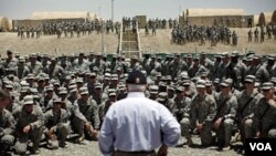 Robert Gates también se reunió con las tropas en la base de Sharana cerca de la frontera con Afganistán.