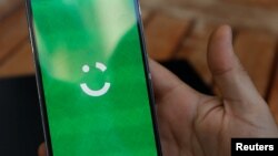 Un employé montre le logo de l'application Careem, Ramallah, le 17 juillet 2017 