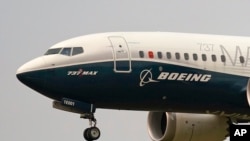 ARCHIVO - Un avión Boeing 737 Max se prepara para aterrizar en Boeing Field tras una prueba de vuelo en Seattle, el 30 de septiembre de 2020.