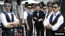 Seorang pengusaha internet, Ling Jueding (tengah) berpose sebelum melakukan perkawinan sesama jenis dengan partnernya di Beijing (foto: dok). Kaum LGBT masih mendapatkan perlakuan diskriminatif di China.