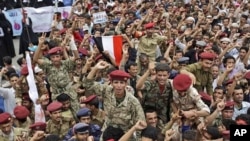 Sojojin Yemen da suka koma gefen masu zanga zanga ake ciccibawa a dandalin 'yan zanga zanga a Sana'a.