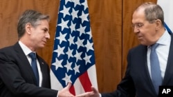 Menteri Luar Negeri Antony Blinken, kiri, menyapa Menteri Luar Negeri Rusia Sergey Lavrov sebelum pertemuan mereka, Jumat, 21 Januari 2022, di Jenewa, Swiss. (Foto: AP)
