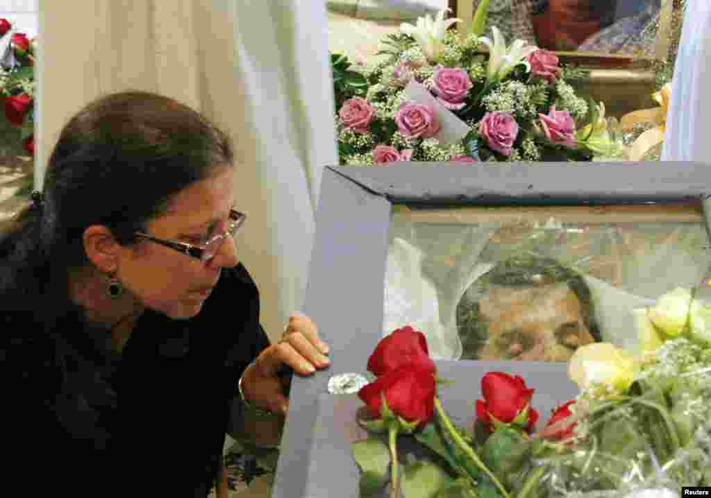 La viuda de Payá permanece junto al féretro con los restos mortales de su marido. Su hija, Rosa María Payá, se ha mostrado escéptica ante la versión oficial que sostiene que la muerte de su padre fue fruto de un a