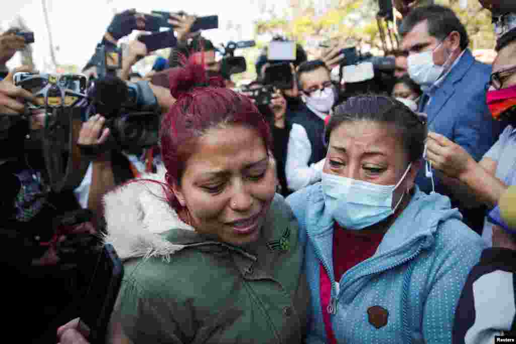 Familiares de las víctimas llegan devastados al sitio donde cayeron vagones del Metro luego de que un tramo de la Línea 12 colapsara.