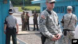 판문점 군사분계선을 사이에 두고 남측의 미군과 한국군, 북측의 북한군이 마주 보고 있다. (자료사진)
