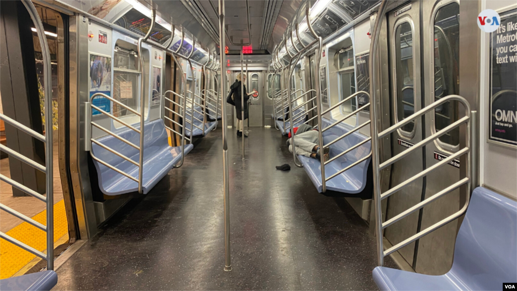 Otro símbolo de Nueva York son sus estaciones de metro, por donde pasan millones de personas cada día. Hoy es otro el panorama. 
