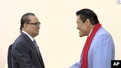 Politisi yang juga ikon gulat professional Jepang, Kanji Inoki (kanan), berjabat tangan dengan Ri Su-yong, kepercayaan pemimpin Korea Utara Kim Jong-un, Sabtu (10/9) di Pyongyang, Korea Utara (APTN via AP).
