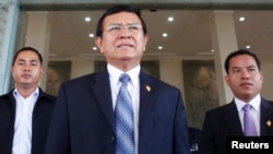 Kem Sokha, wakil ketua Partai Penyelamatan Nasional Kamboja yang beroposisi, dipanggil untuk tampil di Pengadilan Kota Phnom Penh (Foto: dok/REUTERS/Samrang Pring).