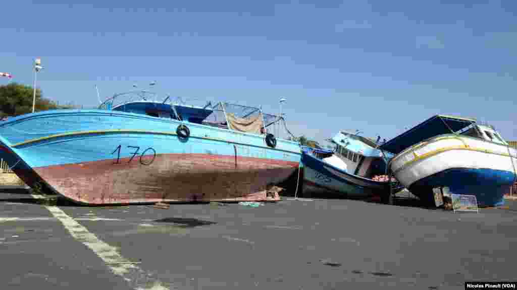Ce site rend hommage aux victimes qui sont mortes en tentant de rejoindre l'Europe en traversant la Méditerranée sur des embarcations de fortunes, Pozzallo, Sicile, 7 octobre 2015 (Nicolas Pinault/VOA). 