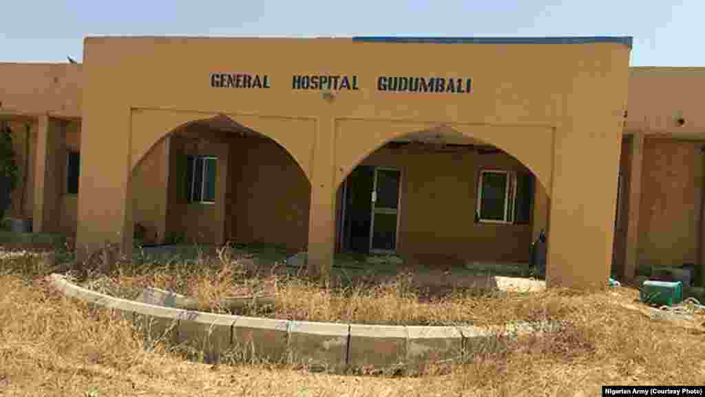 Kofar asibitin garin Gudumbali dake Jihar Borno a bayan an kwato garin. An samu hoton bayan da zaratan sojojin Najeriya suka sake fatattakar 'yan Boko Haram daga garin dake Jihar Borno