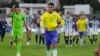 Geovane (21) y el portero Matheus Donelli (12), de Brasil, salen del campo después de perder 1-0 contra Argentina en el último partido clasificatorio de sudamérica para los Juegos Olímpicos en el estadio Brigido Iriarte, en Caracas, Venezuela, el domingo 11 de febrero de 2024.
