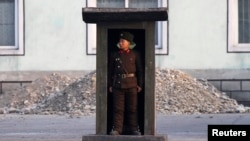 지난해 11월 중국 접경 도시 신의주 인근 압록강변에서 북한 군인이 경계근무 중이다. (자료사진)