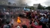 Personas indígenas queman incienso y encienden velas en una marcha para exigir la renuncia de la fiscal general de Guatemala, Consuelo Porras, en Ciudad de Guatemala, el 18 de septiembre de 2023. 