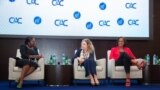 Conferência Angolana de Compliance: Nádia Feijó (à esquerda) ao lado de duas panelistas, 2024.
