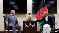 លោក​រដ្ឋ​មន្ត្រី​ការបរទេស Rex Tillerson (រូប​ឆ្វេង) ពិភាក្សា​ជាមួយ​នឹង​លោក​ប្រធានាធិបតី​អាហ្វហ្គានីស្ថាន Ashraf Ghani កាលពី​ថ្ងៃទី២៣ ខែតុលា ឆ្នាំ២០១៧។