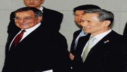 美國國防部長帕內塔和南韓國防部長金寬鎮星期五在首爾舉行了安全協商會議
