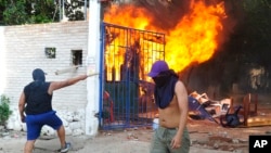 Una oficina de la Federación de Campesinos de Bolivia en llamas provocadas por los manifestantes durante una protesta, el viernes 11 de noviembre de 2022, en Santa Cruz, Bolivia. 