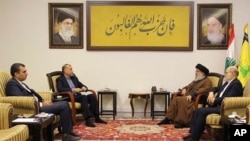 در این تصویر که وزارت امور خارجه جمهوری اسلامی ایران در روز پنجشنبه منتشر کرد حسین امیرعبداللهیان، با سید حسن نصرالله، رهبر حزب الله لبنان، در لبنان گفت‌و‌گو می‌کنند.