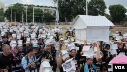 Hundreds of demonstrators from villages around Beoung Kak lake gathered to protest against land evictions, file photo. 