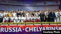 세계태권도연맹(WTF)과 국제태권도연맹(ITF) 시범단이 12일 러시아 첼랴빈스크 트락토르 아레나에서 열린 2015 세계태권도선수권대회 개회식에서 시범공연을 선보이고 나서 함께 기념촬영하고 있다.<세계태권도연맹 제공>