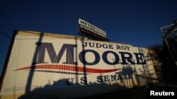បដា​មួយ​ដែល​ឃោសនា​ឲ្យ​លោក Roy Moore បេក្ខជន​សមាជិក​ព្រឹទ្ធសភា​របស់​គណបក្ស​សាធារណរដ្ឋ​ត្រូវ​បាន​គេ​ដាក់​នៅ​លើ​អគារ​មួយ​ក្នុង​ក្រុង Birmingham រដ្ឋ Alabama កាលពី​ថ្ងៃទី១០ ខែធ្នូ ឆ្នាំ២០១៧។