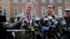 El alcalde de Jersy City, Nueva Jersey, Steven Fulop, (derecha) y el director de seguridad pública James Shea hablan con periodistas frente a mercado kosher atacado el 10 de diciembre de 2019.