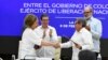 Vera Grabe, jefa de Delegación del Gobierno de Colombia, da la mano al representante del Ejército de Liberación Nacional (ELN), Pablo Beltrán, durante la sexta ronda de diálogos de paz en La Habana, Cuba, el 6 de febrero de 2024.