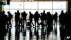 Pasajeros caminan por el aeropuerto de Salt Lake City el domingo, cuando se superó la cifra de 1,5 millones de viajeros del 13 de marzo del año pasado, cuando se declaró emergencia nacional por el coronavirus.