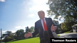El presidente Donald Trump conversa con los periodistas minutos antes de partir de la Casa Blanca rumbo a Minesotta, para la celebración de un acto de campaña, el 30 de septiembre de 2020.