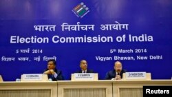 Ketua Komisi Pemilu India V.S. Sampath (tengah) dalam konferensi pers terkait pengumuman tanggal pelaksanaan pemilu di New Delhi (5/3).