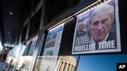 Halaman depan koran-koran nasional di Newseum, di Washington, 23 Maret 2019. Jaksa Khusus Robert Mueller menuntaskan penyelidikan keterlibatan Rusia dalam pilpres AS 2016.