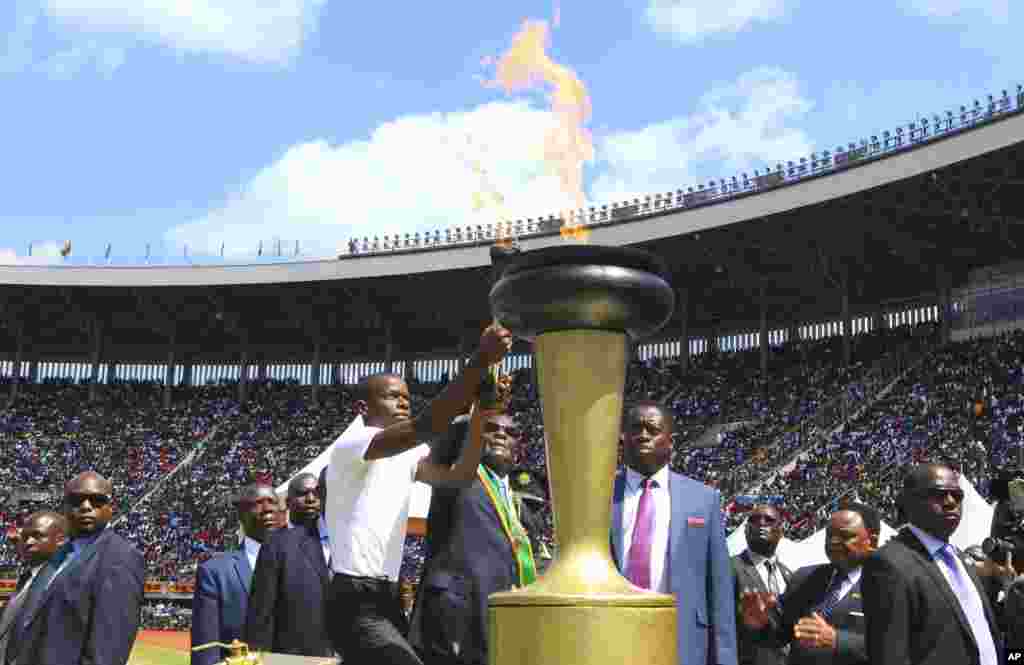 Shugaba Robert Mugabe a lokacin da yake kunna fitila a bikin cikar kasar shekaru 37 da samun 'yancin kai 