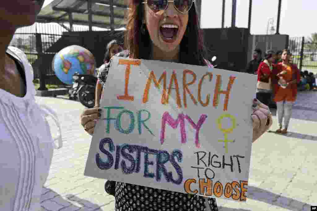 Aktivis Sarah Annay Williamson dalam protes Women's March di Kolkata, India (21/1). (AP/Bikas Das)