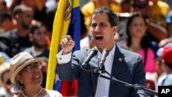 Presiden "sementara" Venezuela Juan Guaido berbicara di depan pendukungnya di Caracas.