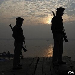 Polisi India berjaga-jaga dekat lokasi peledakan di Varanasi, India, di pinggir sunggai Gangga.