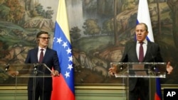 El ministro de Relaciones Exteriores de Rusia, Sergey Lavrov, a la derecha, y el ministro de Relaciones Exteriores de Venezuela, Félix Plasencia, hablan durante una conferencia de prensa después de sus conversaciones en Moscú. Noviembre 8, 2021. Foto: ool Photo via AP. 