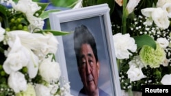 Foto mendiang mantan Perdana Menteri Jepang Shinzo Abe, yang ditembak mati saat berkampanye untuk pemilihan parlemen, terlihat di Markas Besar Partai Demokrat Liberal Jepang di Tokyo, Jepang 12 Juli 2022. (Foto: REUTERS/Kim Kyung-Hoon )
