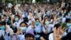 Demonstran Antipemerintah Berhadapan dengan Royalis di Bangkok 