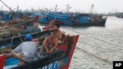 អ្ន​កនេសាទ​វៀតណាម​នៅ​ទី​ក្រុង​ Danang ភូមិ​ភាគ​កណ្តាល​ប្រទេស។ (រូបថត​ឯកសារ)
