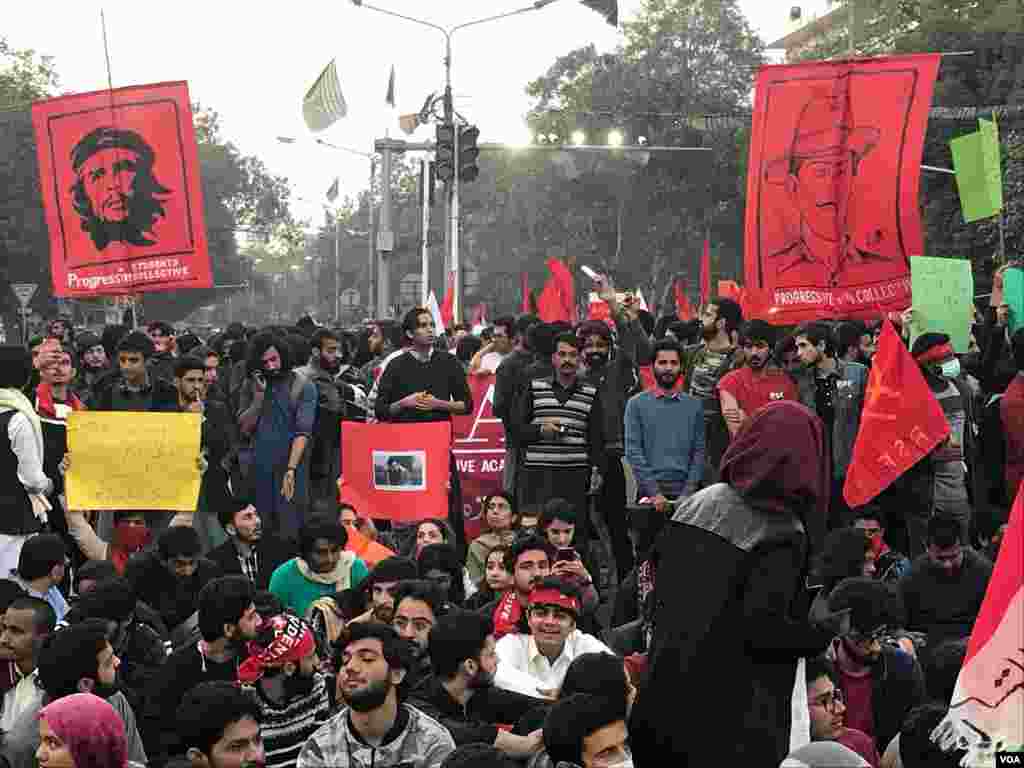 پاکستان کے دارالحکومت اسلام آباد، لاہور اور کراچی سمیت ملک کے مختلف شہروں میں طلبہ یونین کی بحالی کے لیے طلبہ نے جمعے کو 'یکجہتی مارچ' کیا۔