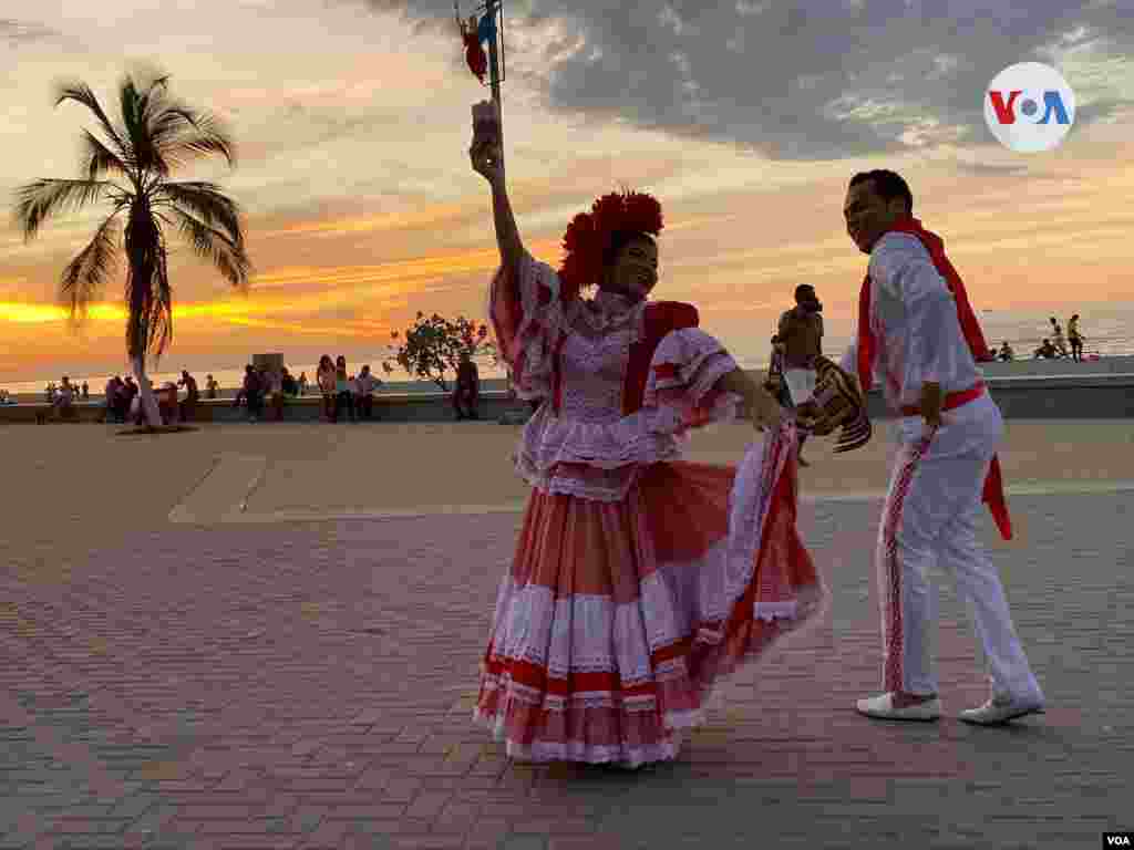 La cumbia cienaguera se baila en el malecón del municipio caribeño de Ciénaga, Colombia.