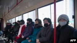 26일 북한 평양 궤도열차 탑승객들이 마스크를 착용하고 있다.