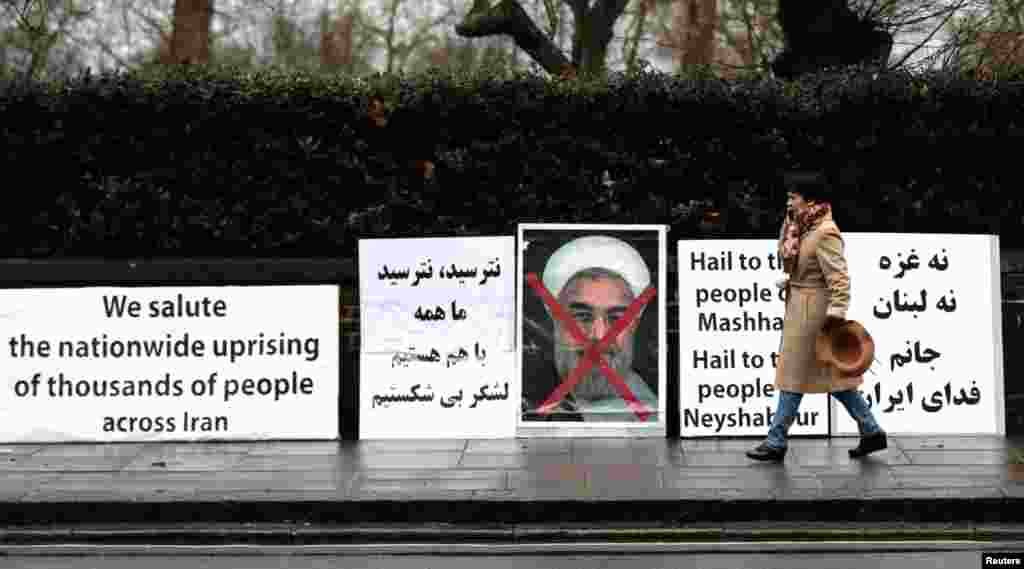 Masu Adawa da shugaban Iran Hassan Rouhani sun gudanar da wani baban taron zanga zanga a bakin kofar ofishin jakadancin kasar Iran dake London a Ingla, Janairu 02, 2018 