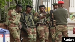 Ibutho langena emigwaqweni lasusa owayengumongameli uMnu. Robert Mugabe esikhundleni ngoLwezi nyakenye.