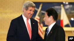 日本外务相岸田文雄(右)2013年４月１４日在同美国国务卿克里(左)举行会谈之前在东京外务省宾馆迎接美国国务卿克里