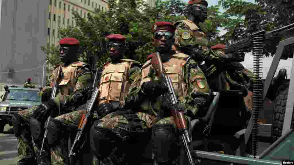 Des soldats ivoiriens de la garde présidentielle arrivent au port d'Abidjan, en Côte d'Ivoire, le 18 janvier 2017.